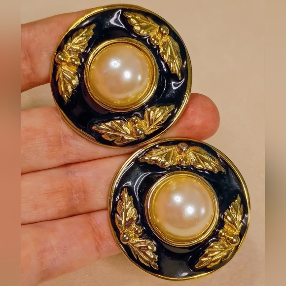 SOLD: Givenchy Vintage XL JUMBOS Clip-on Earrings - Picture 6 of 16